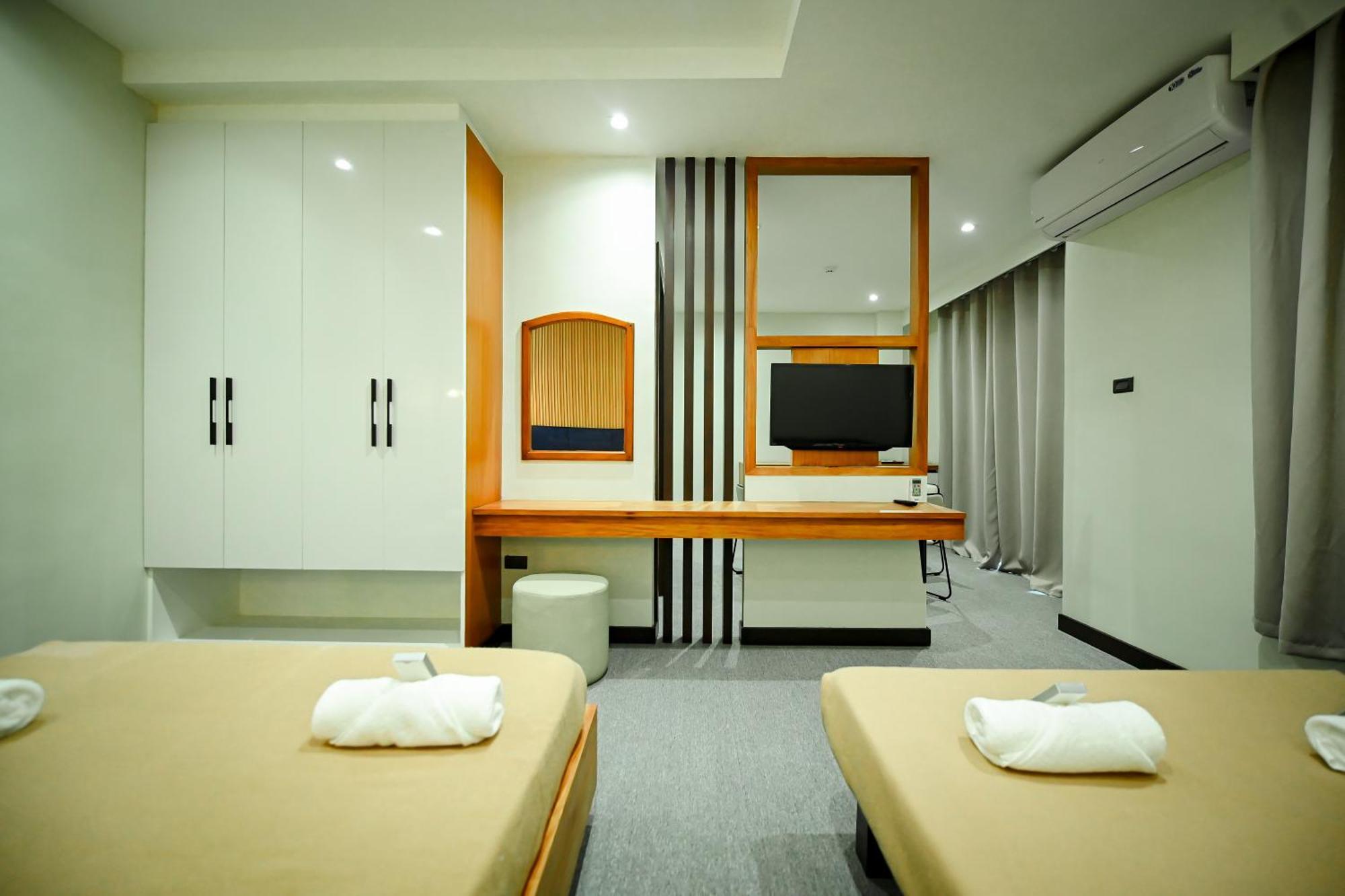 Blue Harbor Hotel Calapan Екстериор снимка
