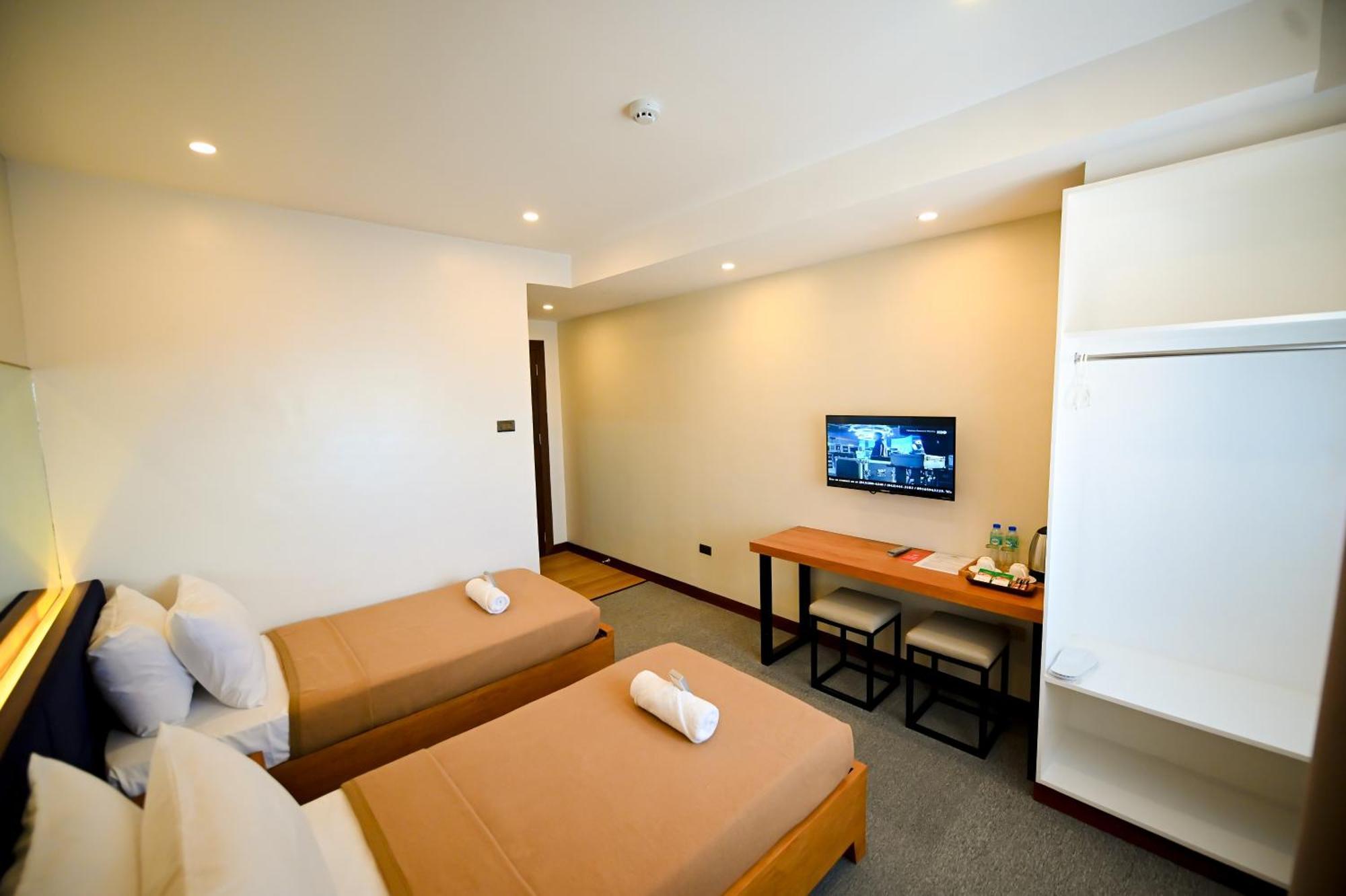 Blue Harbor Hotel Calapan Екстериор снимка